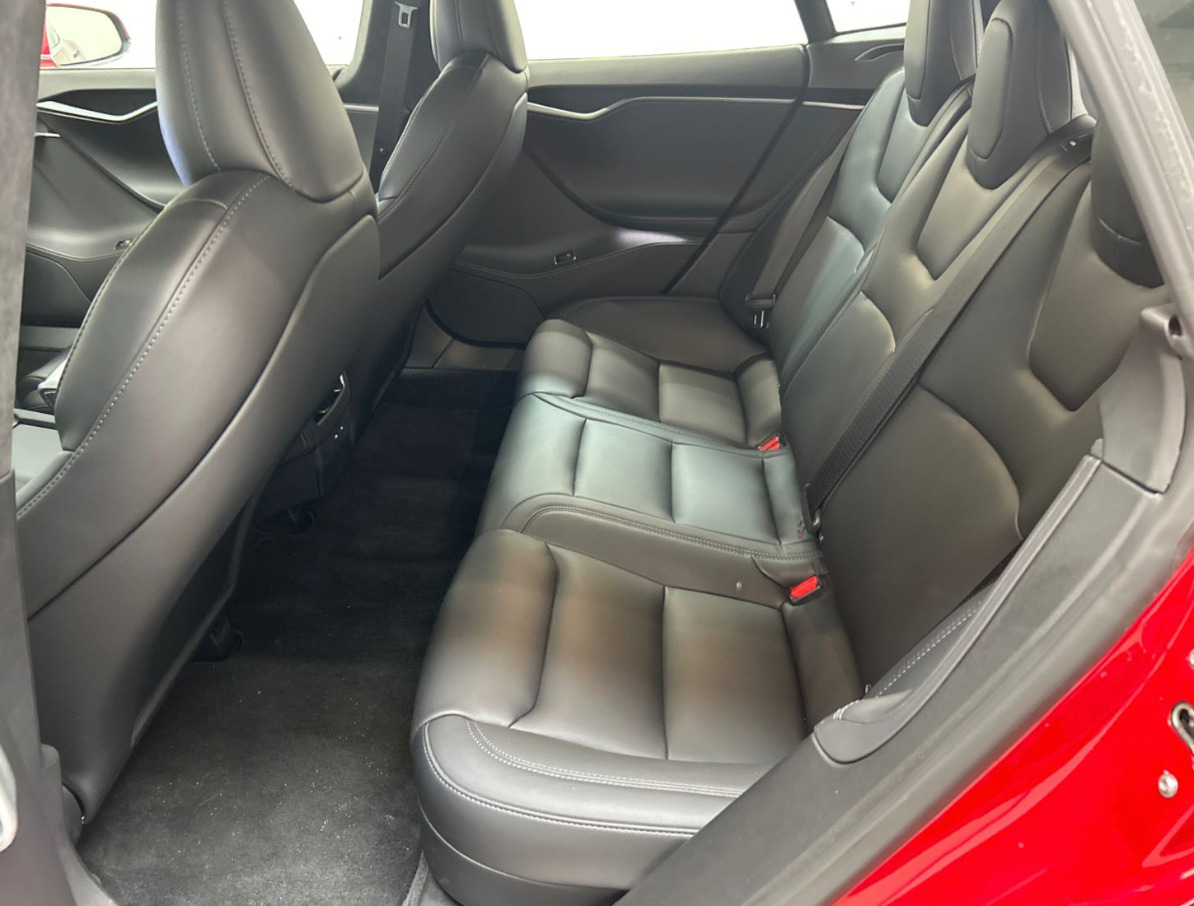 Rød Tesla Model S fra 2021