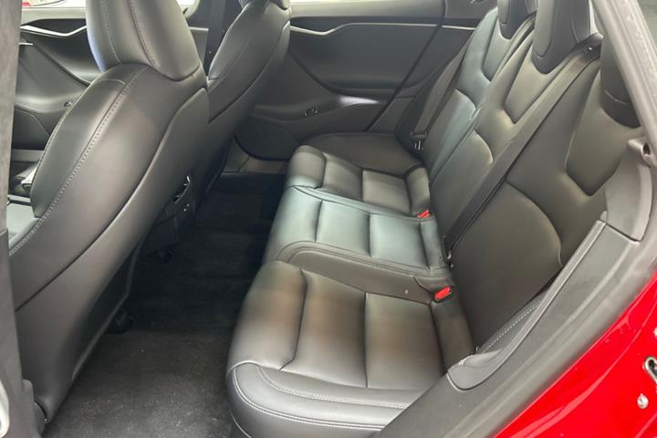Rød Tesla Model S fra 2021