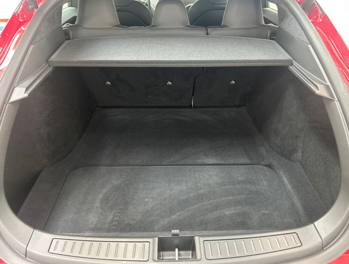 Rød Tesla Model S fra 2021