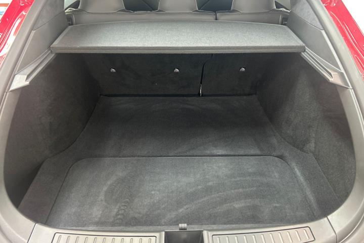 Rød Tesla Model S fra 2021
