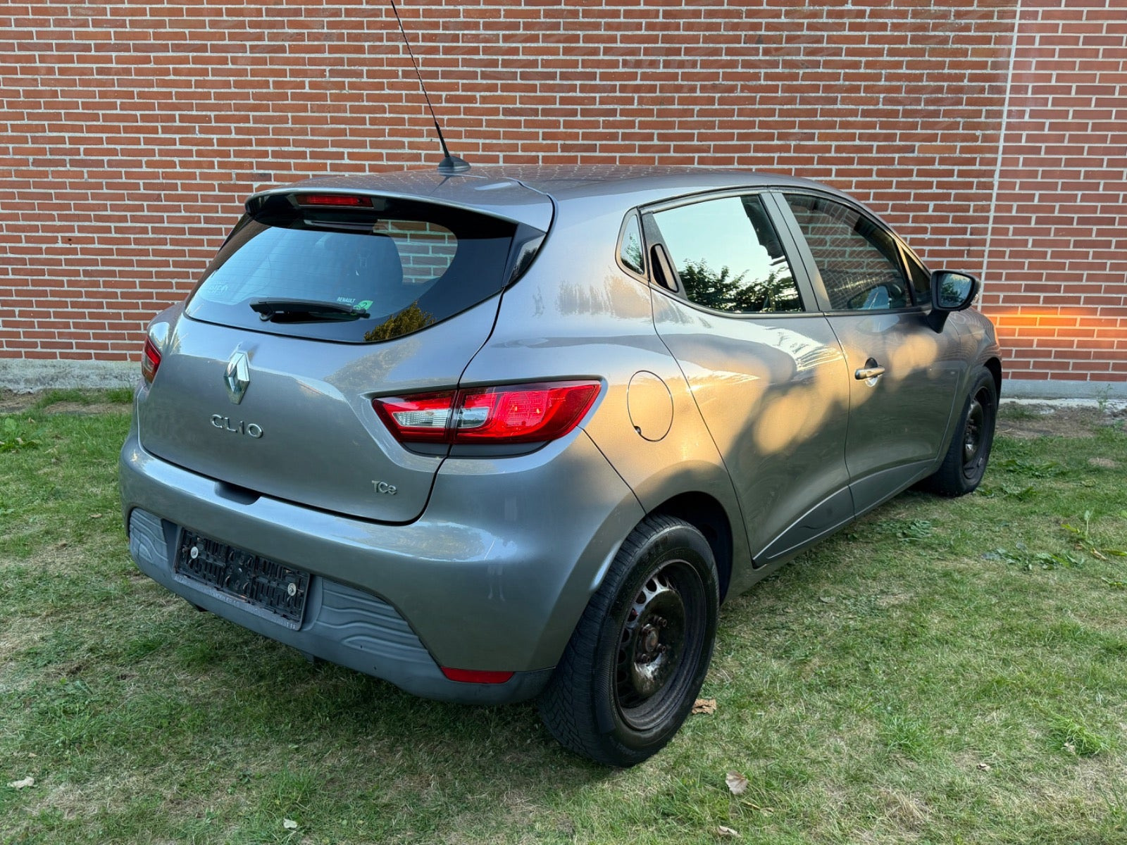 Grå Renault Clio IV fra 2013