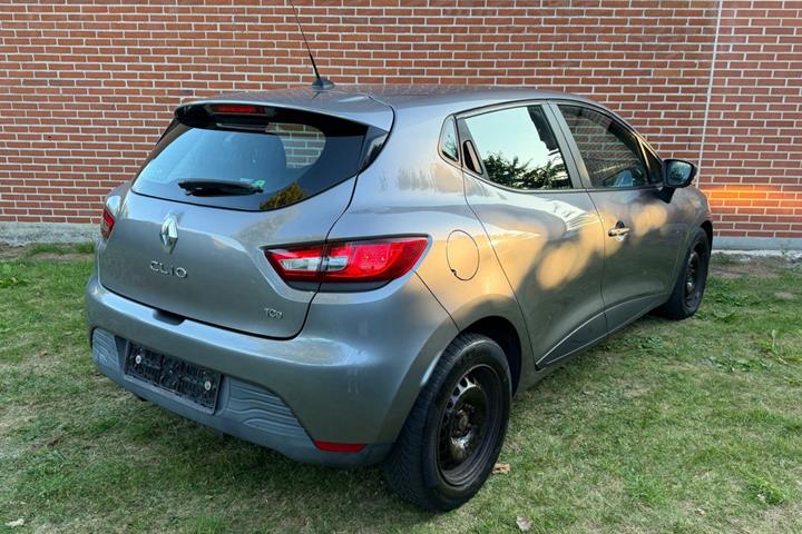 Grå Renault Clio IV fra 2013