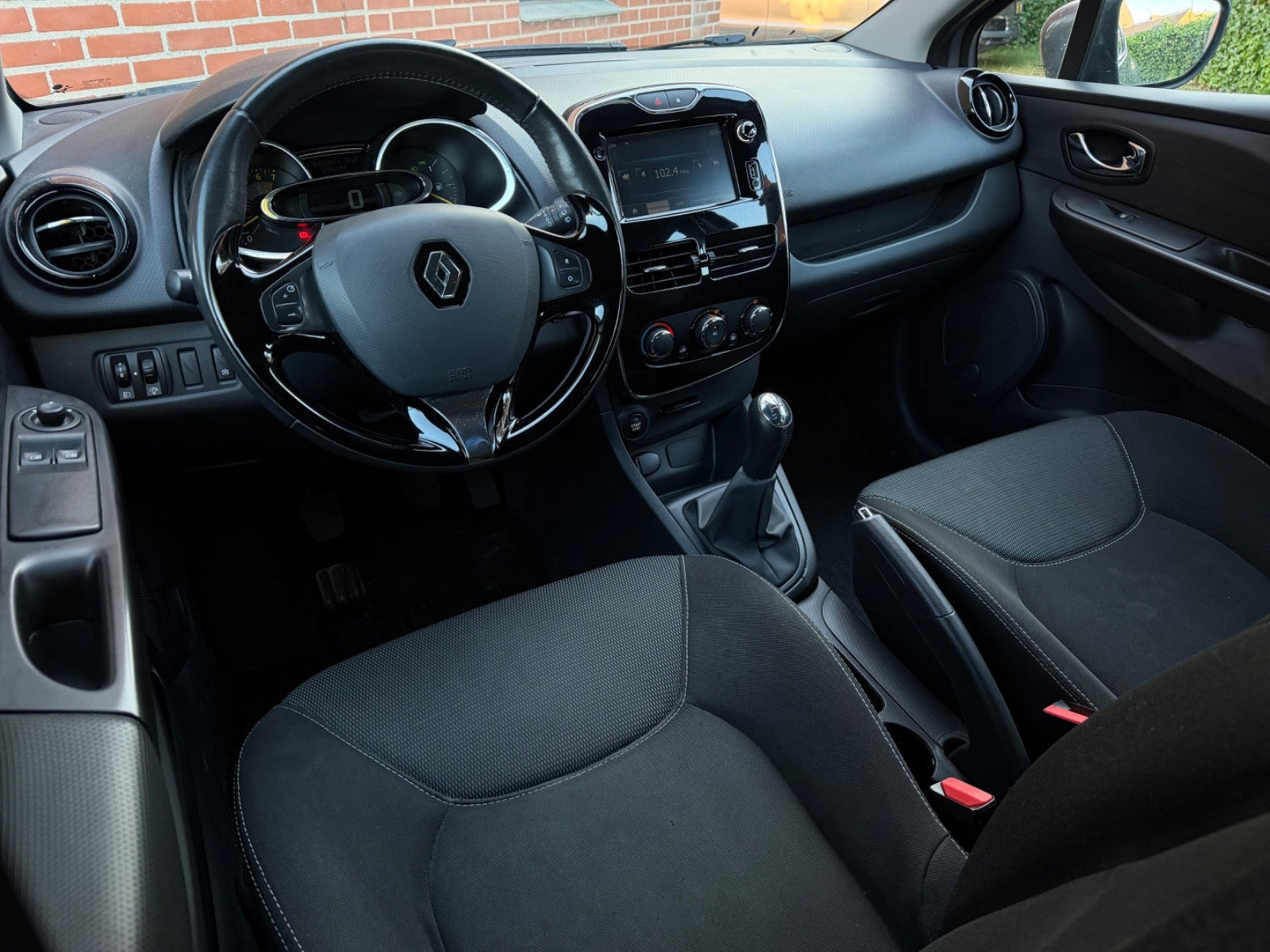 Grå Renault Clio IV fra 2013