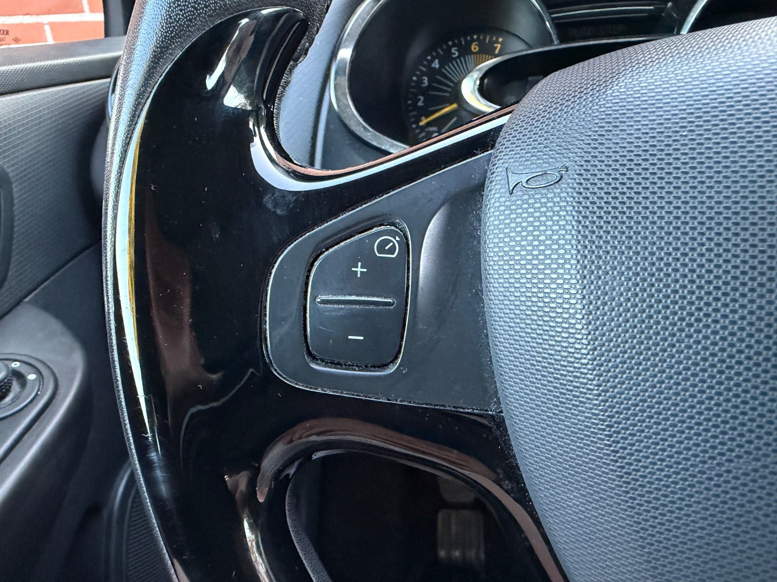Grå Renault Clio IV fra 2013