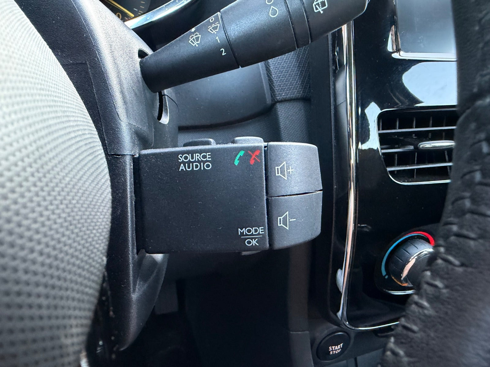 Grå Renault Clio IV fra 2013