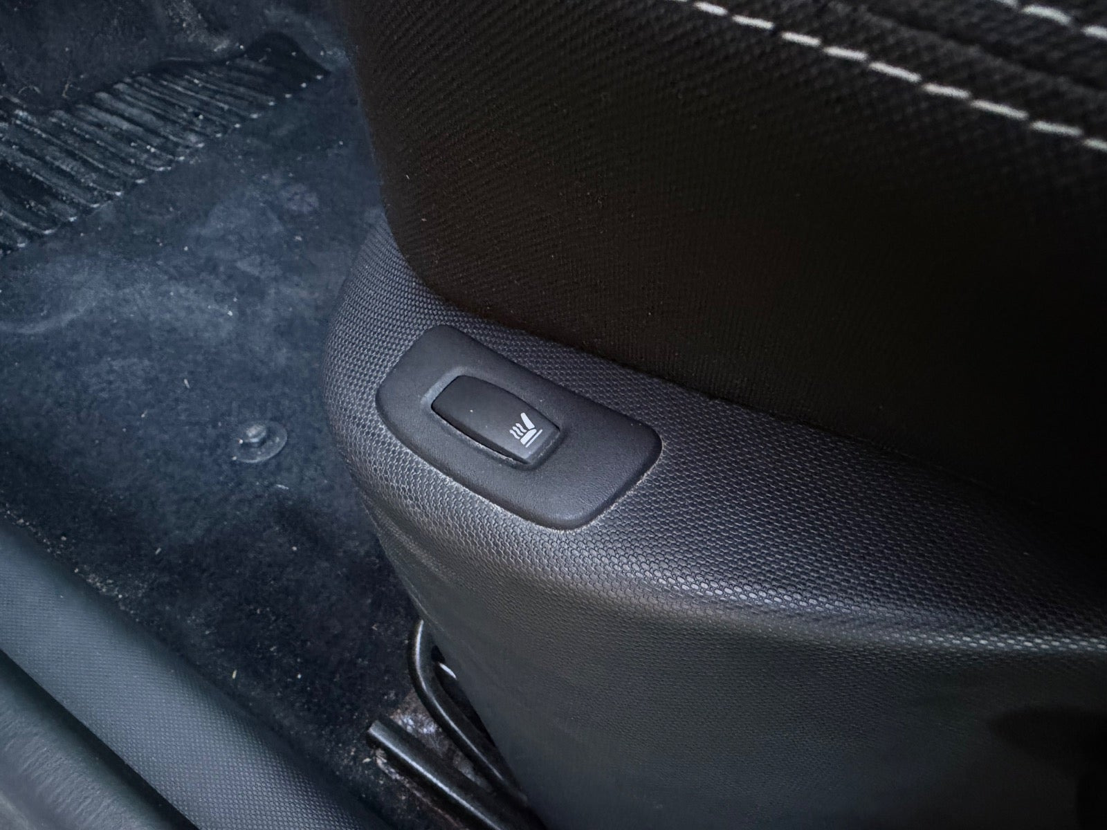 Grå Renault Clio IV fra 2013