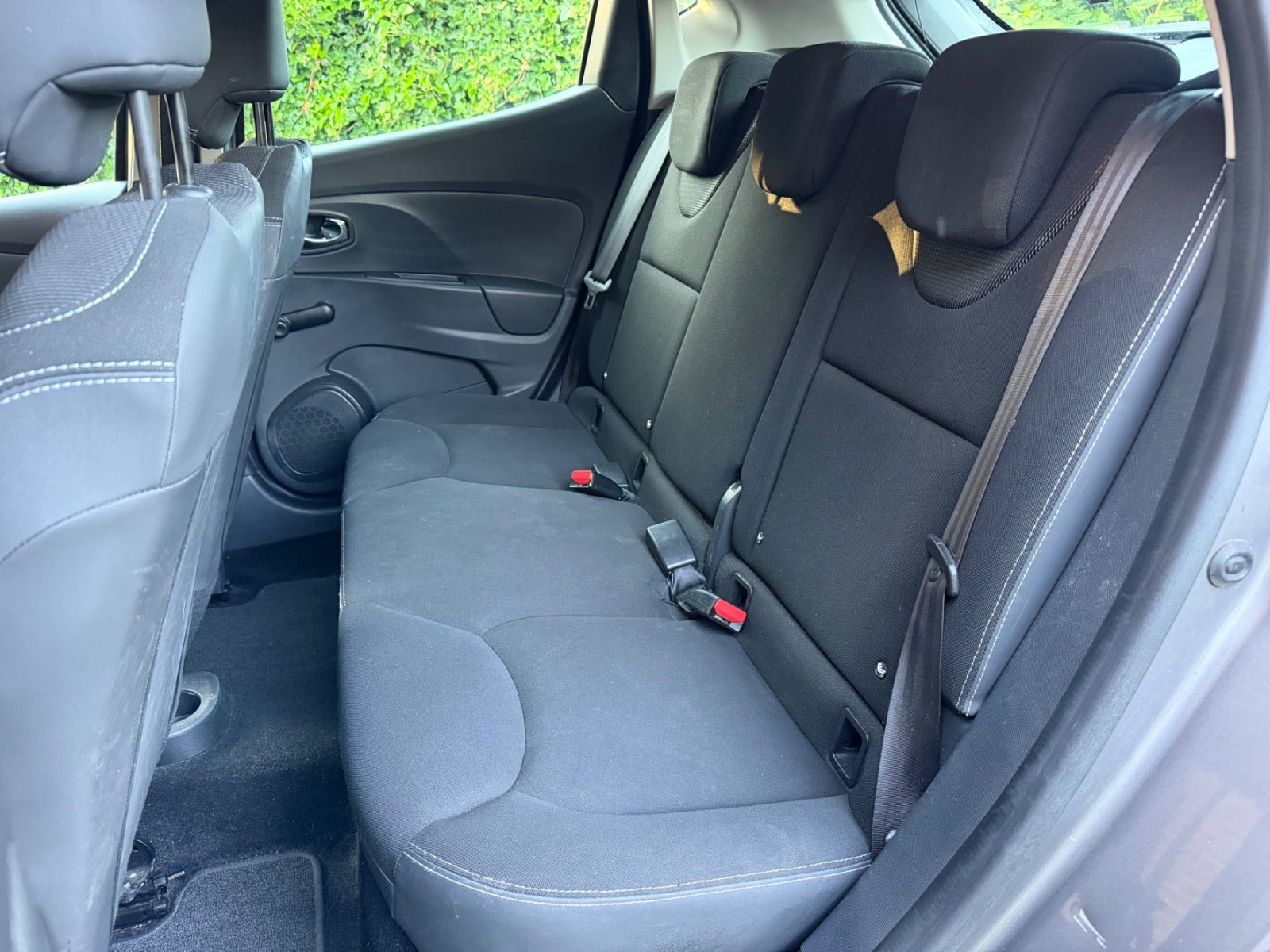 Grå Renault Clio IV fra 2013