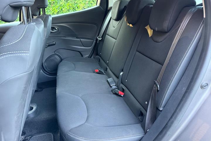 Grå Renault Clio IV fra 2013