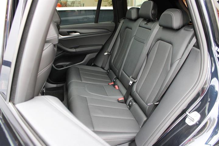 Sort BMW iX3 fra 2023