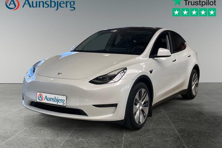Hvid Tesla Model Y fra 2023 set udefra