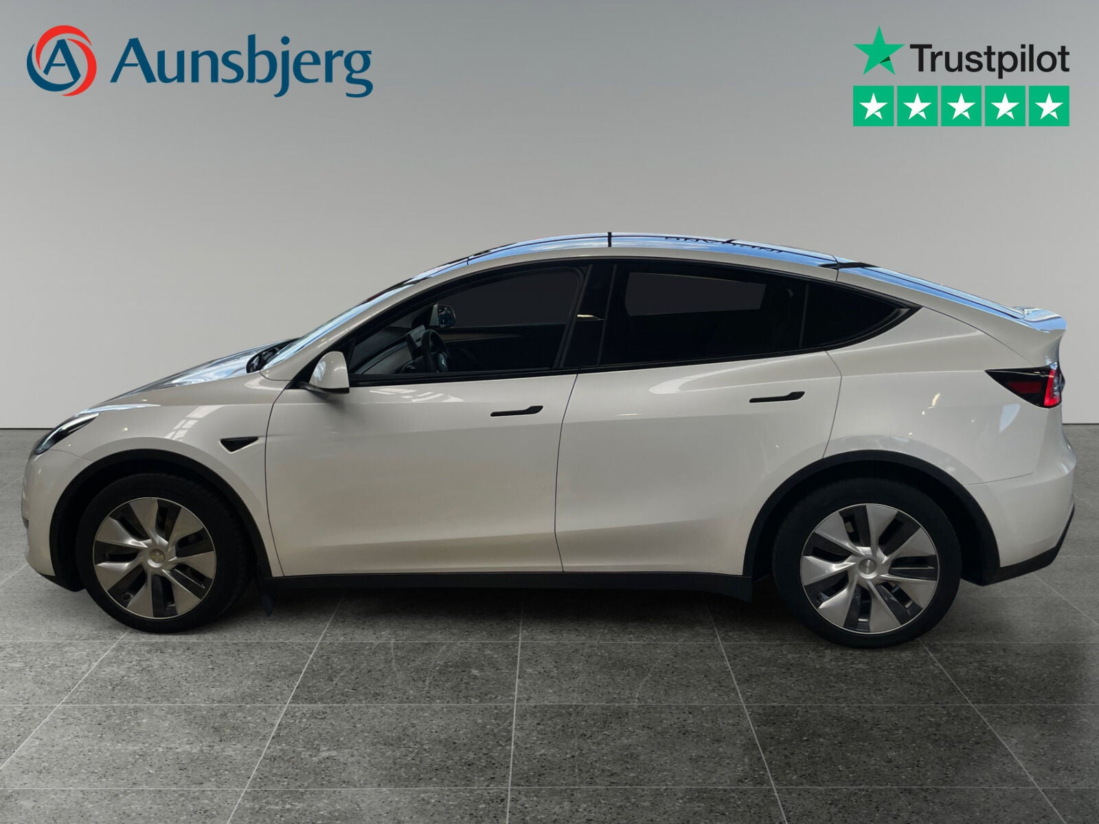 Hvid Tesla Model Y fra 2023