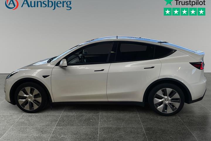 Hvid Tesla Model Y fra 2023