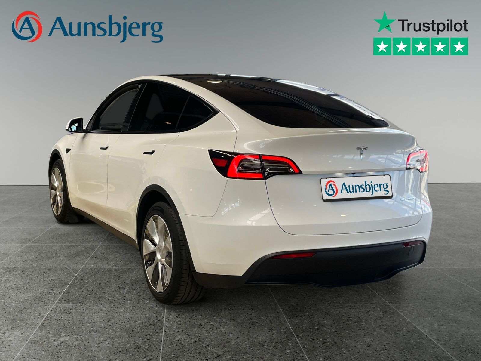 Hvid Tesla Model Y fra 2023