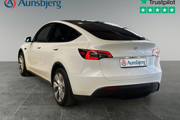 Hvid Tesla Model Y fra 2023