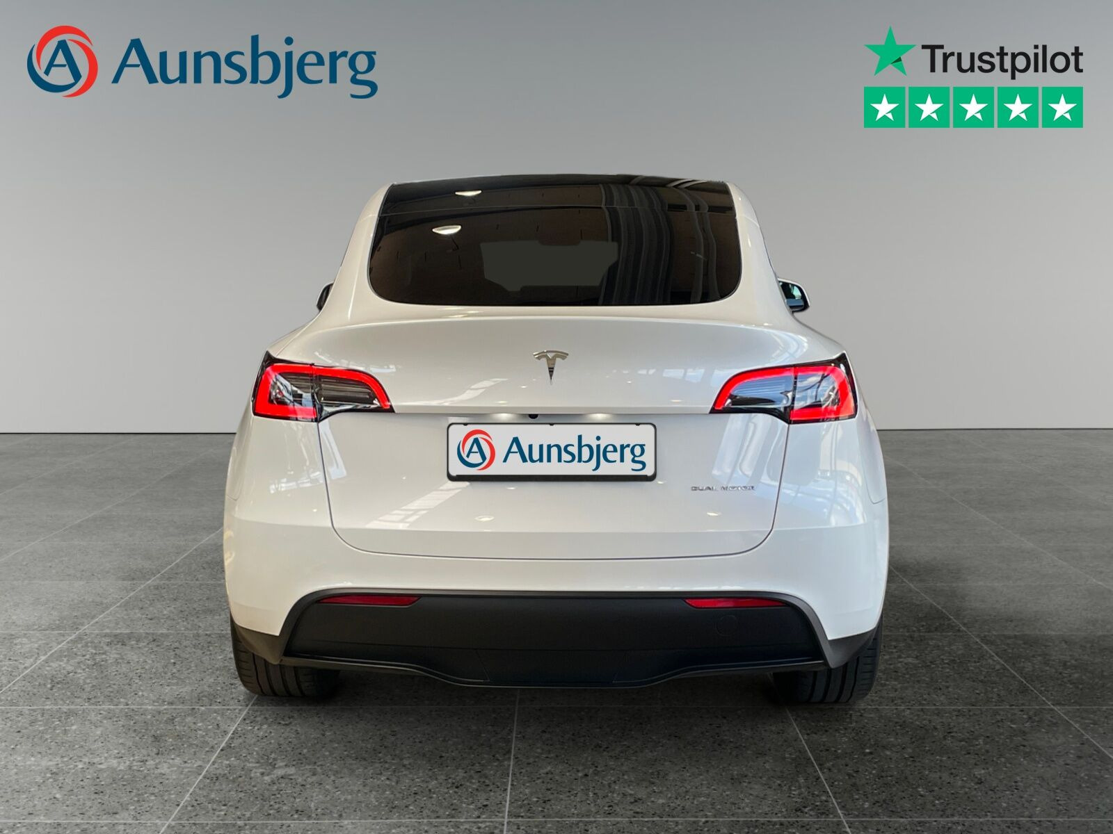 Hvid Tesla Model Y fra 2023