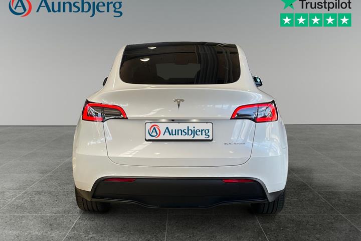 Hvid Tesla Model Y fra 2023
