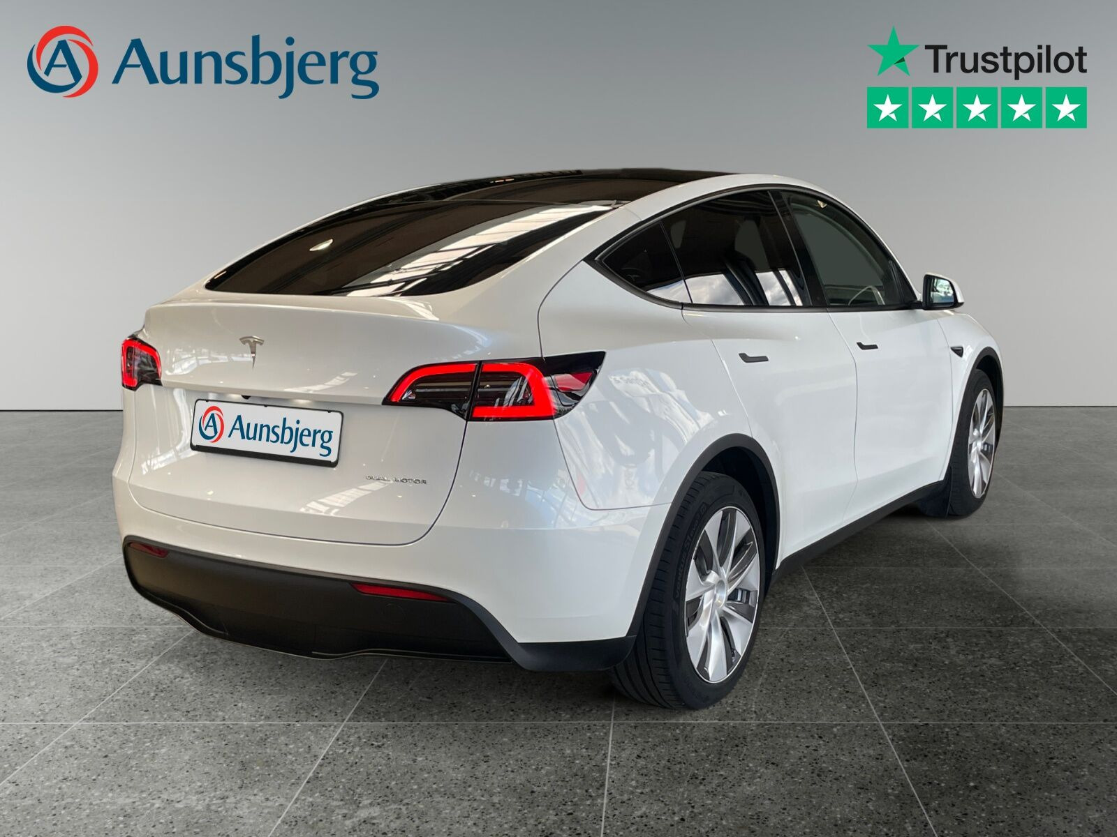 Hvid Tesla Model Y fra 2023