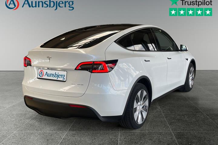 Hvid Tesla Model Y fra 2023