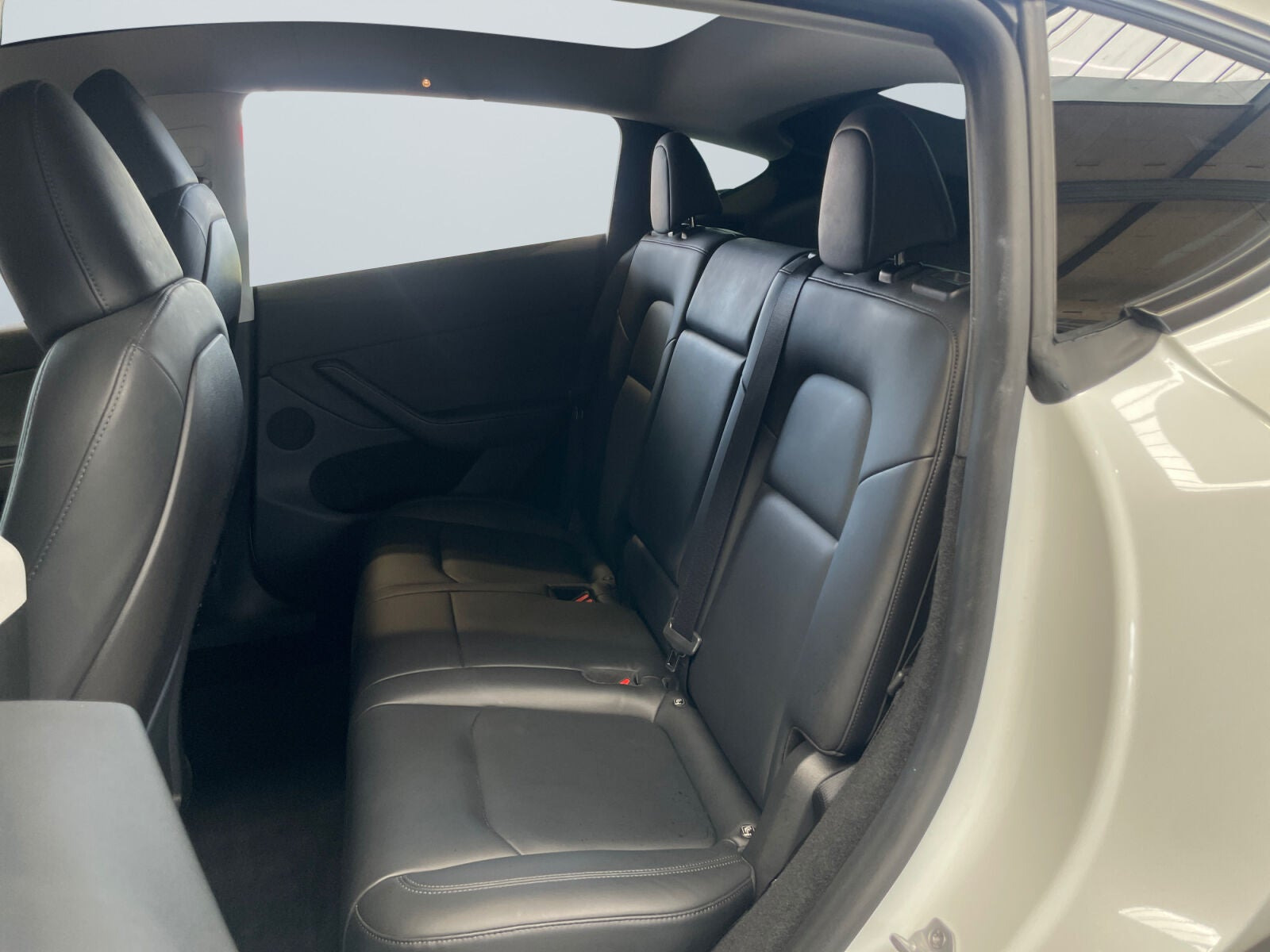 Hvid Tesla Model Y fra 2023