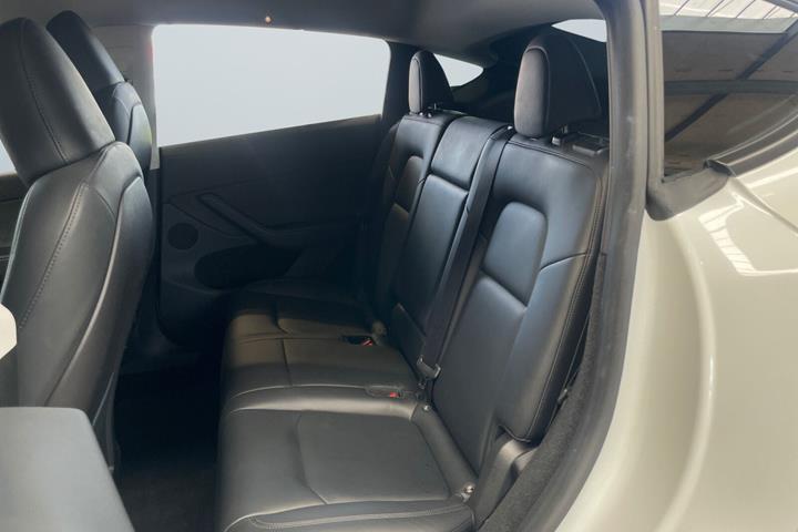 Hvid Tesla Model Y fra 2023