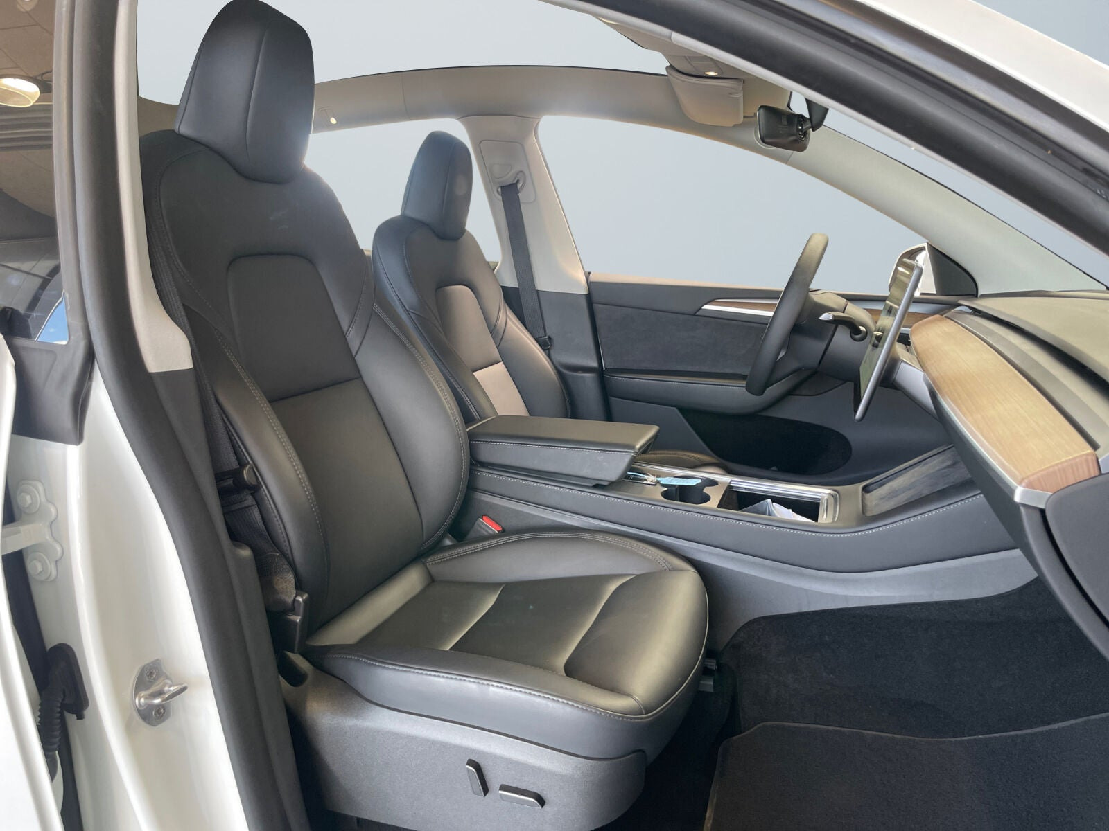 Hvid Tesla Model Y fra 2023
