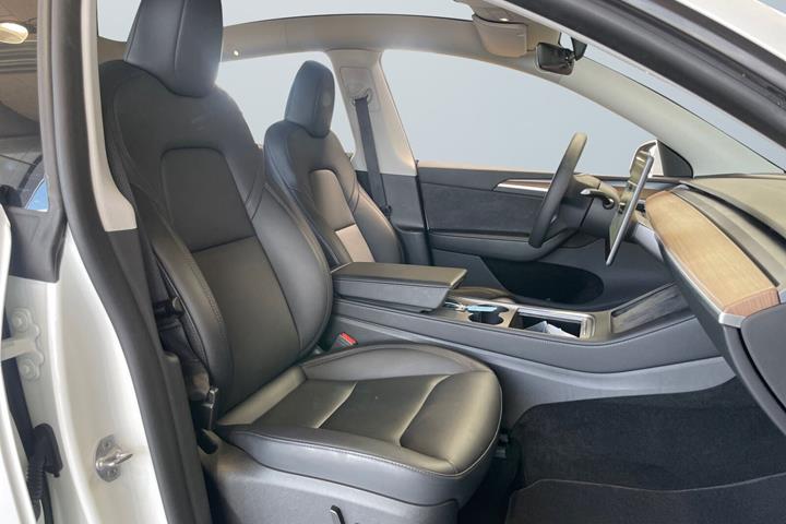 Hvid Tesla Model Y fra 2023