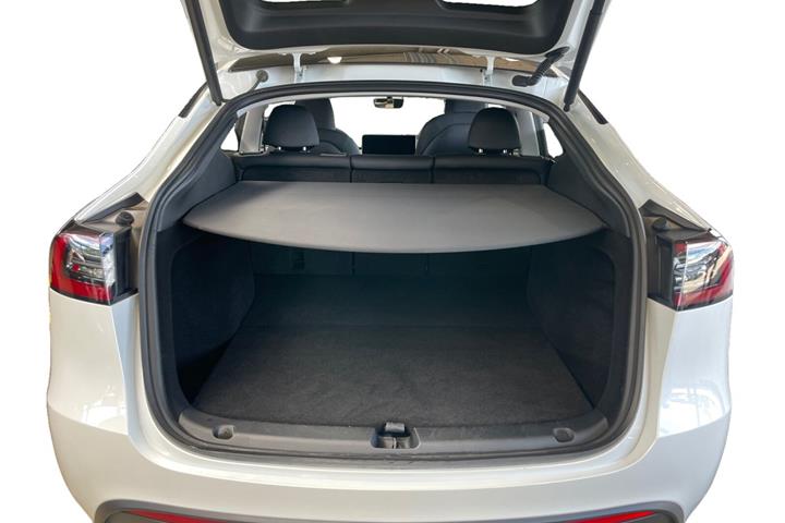 Hvid Tesla Model Y fra 2023