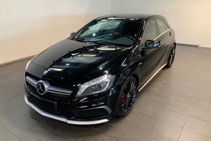 Sort Mercedes A45 fra 2014 set udefra