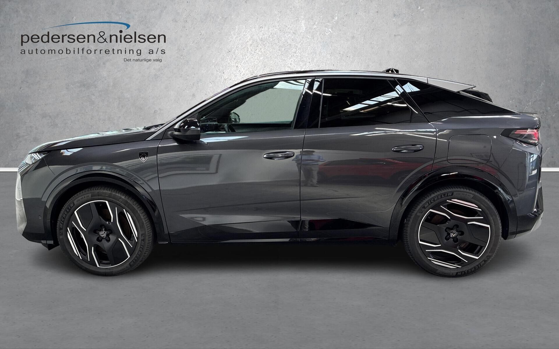 Grå Peugeot e-3008 fra 2025