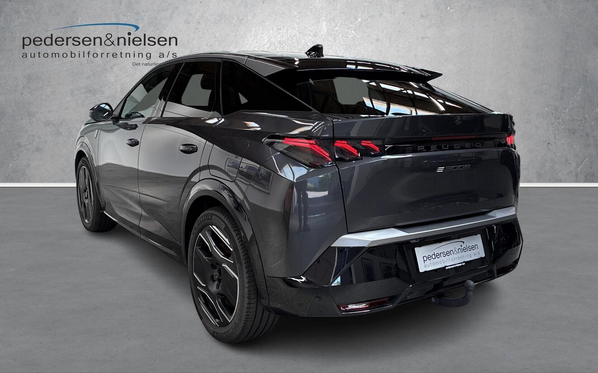 Grå Peugeot e-3008 fra 2025
