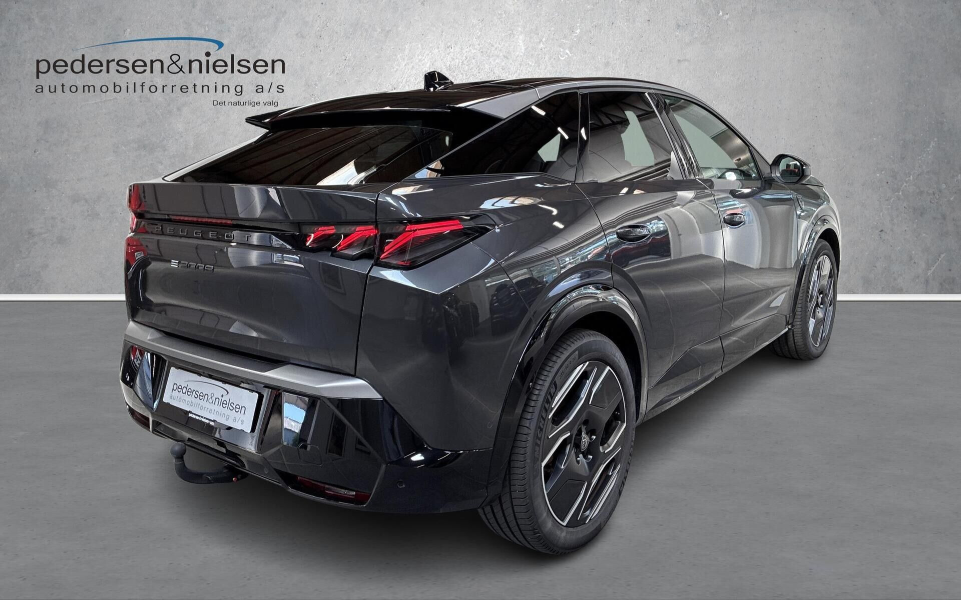 Grå Peugeot e-3008 fra 2025