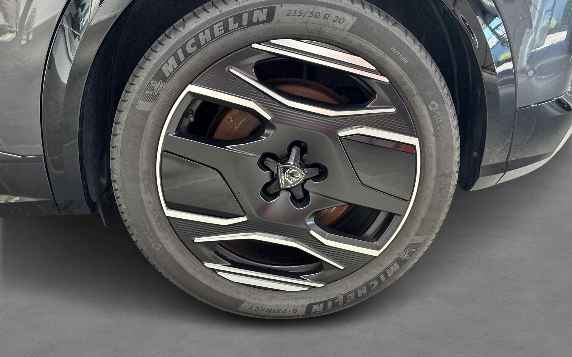 Grå Peugeot e-3008 fra 2025