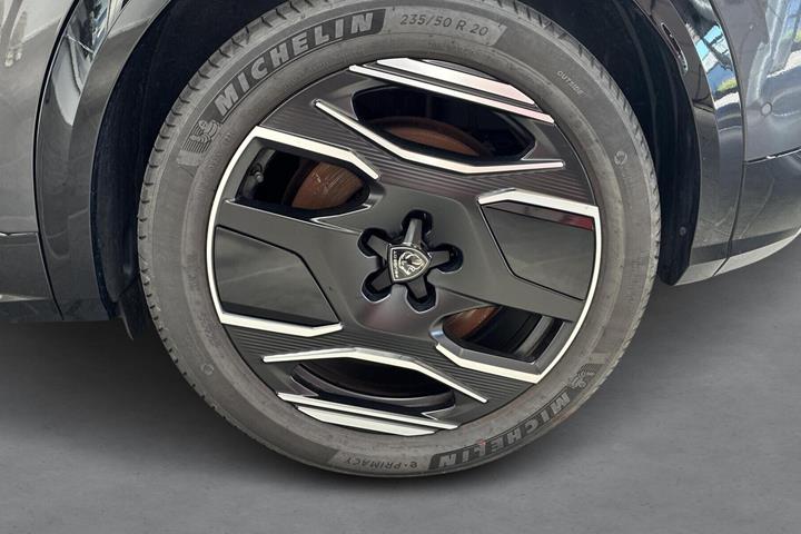 Grå Peugeot e-3008 fra 2025