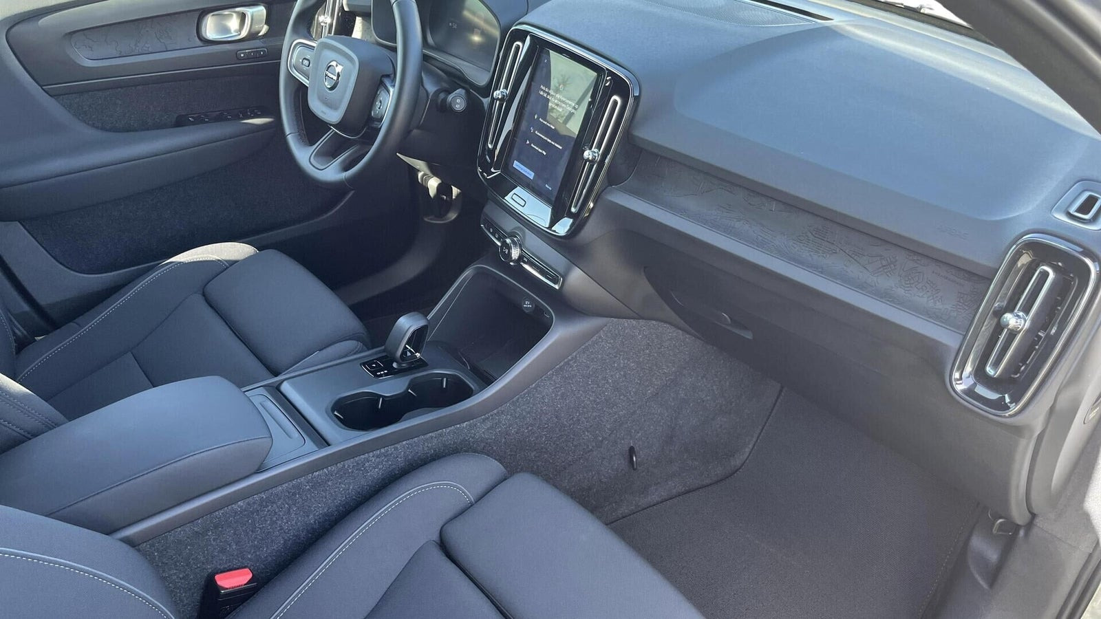 Grå Volvo EX40 fra 2025