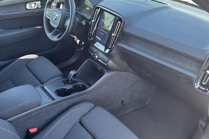 Grå Volvo EX40 fra 2025