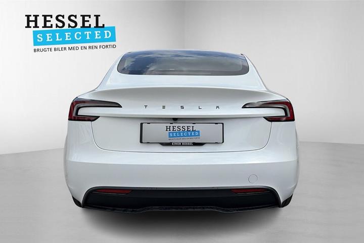 Hvid Tesla Model 3 fra 2026