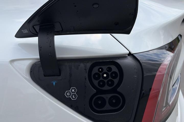 Hvid Tesla Model 3 fra 2026