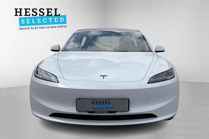 Hvid Tesla Model 3 fra 2026