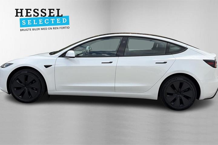 Hvid Tesla Model 3 fra 2026