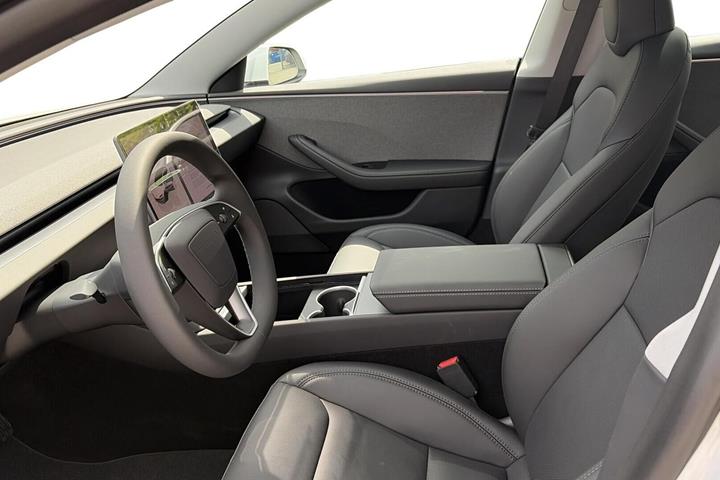 Hvid Tesla Model 3 fra 2026