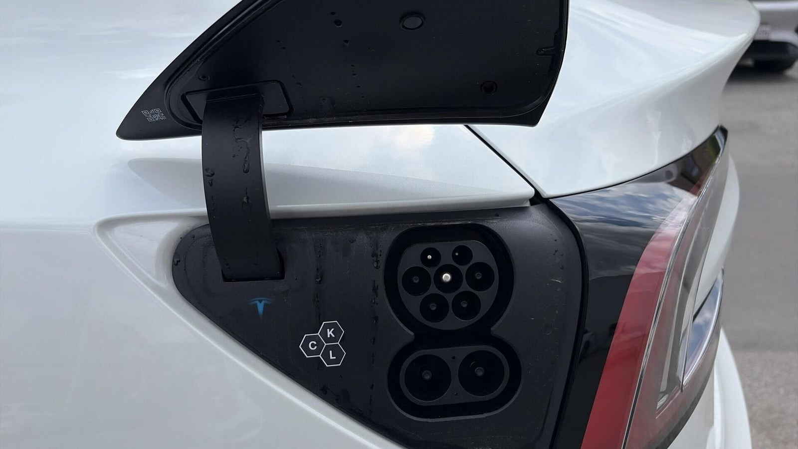 Hvid Tesla Model 3 fra 2026