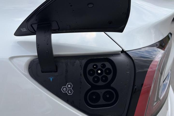 Hvid Tesla Model 3 fra 2026