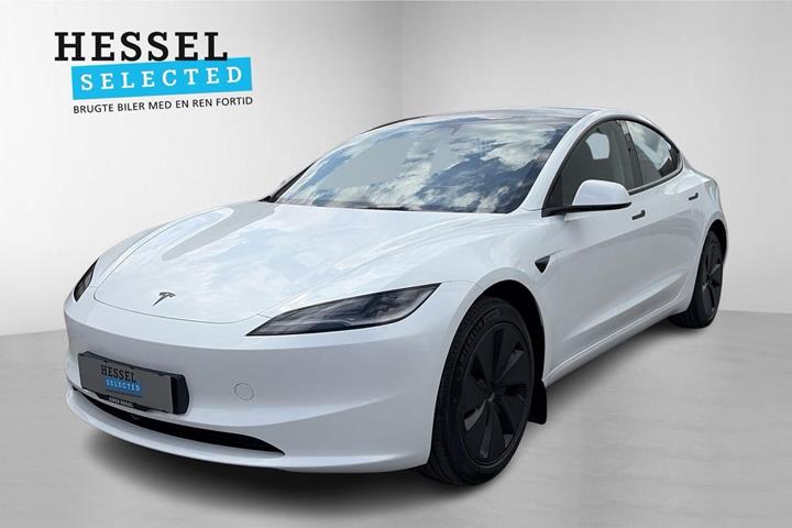 Hvid Tesla Model 3 fra 2026 set udefra
