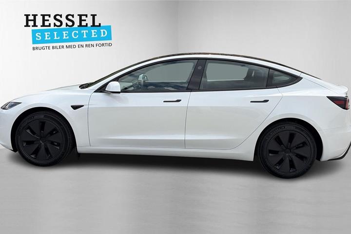 Hvid Tesla Model 3 fra 2026