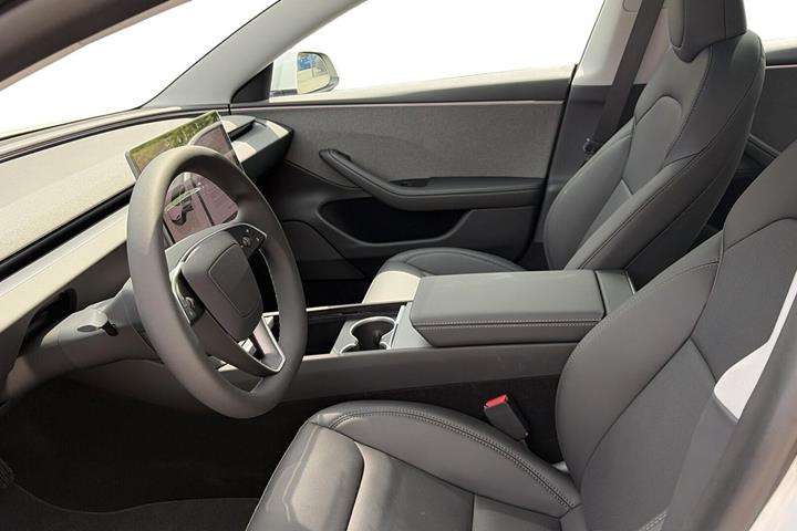 Hvid Tesla Model 3 fra 2026