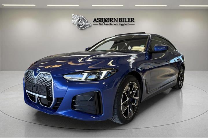 Blå BMW i4 fra 2025