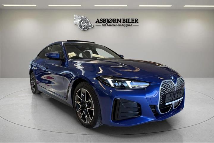 Blå BMW i4 fra 2025
