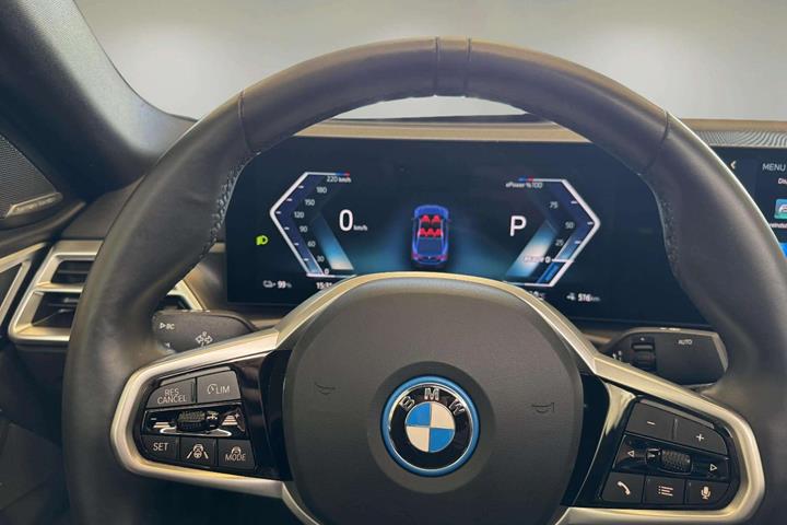 Blå BMW i4 fra 2025