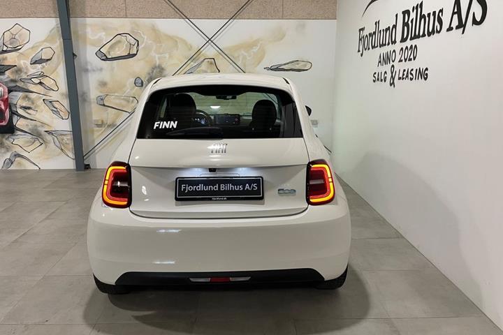 Hvid Fiat 500e fra 2022