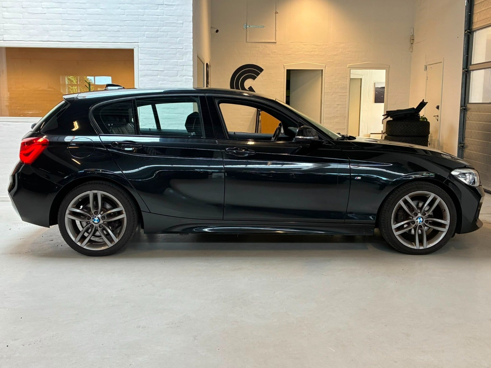 Sort BMW 120i fra 2019